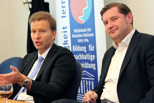 Oberbürgermeister Tim Kurzbach (re.) und Kämmerer Ralf Weeke nehmen an einer Kommunalkonferenz im Haus des Deutschen Städtetages in Berlin teil. (Archivfoto: B. Glumm)