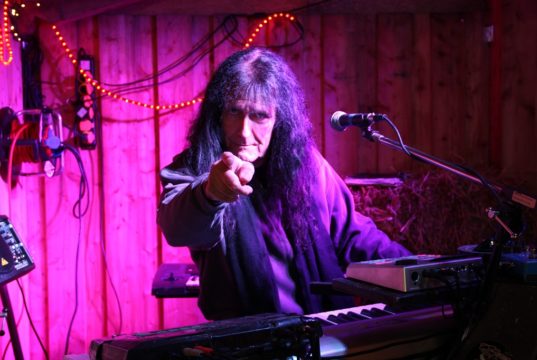 Am kommenden Sonntag wird Solingens Rocklegende Martin Gerschwitz zunächst um 14 Uhr an der Orgel in der Evangelischen Stadtkirche Weihnachtslieder spielen und danach ab 15 Uhr auf der Bühne den Fronhof rocken. (Archivfoto: © Bastian Glumm)