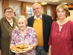 Ließen sich am Dienstag die Brezel schmecken: v.li. Beate Kalowsky (Pflegedienstleiterin St. Lukas Pflegeheim), Inge Widowski (Bewohnerin), Olaf Link (Arbeitskreis Burger Brezel) und Claudia Sauer-Hengesbach (Sozialer Dienst des St. Lukas Pflegeheims). (Foto: B. Glumm)