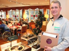 Thomas Gatawetzki-Köppchen in seinem Element. Der Schellack-Fan und Plattensammler legte am Mittwochnachmittag in der Seniorenresidenz Senvital auf und spielte Lieder aus den 1930er bis 1950er Jahren. (Foto: B. Glumm)