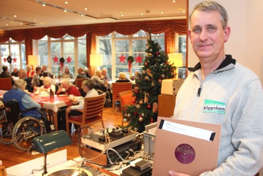 Thomas Gatawetzki-Köppchen in seinem Element. Der Schellack-Fan und Plattensammler legte am Mittwochnachmittag in der Seniorenresidenz Senvital auf und spielte Lieder aus den 1930er bis 1950er Jahren. (Foto: B. Glumm)