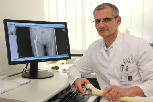 Prof. Dr. med. Sascha Flohé ist Chefarzt der Klinik für Unfallchirurgie, Orthopädie und Handchirurgie im Städtischen Klinikum Solingen. (Foto: © Bastian Glumm)
