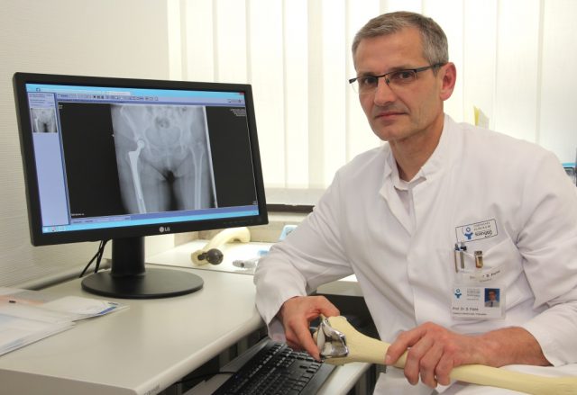 Prof. Dr. med. Sascha Flohé ist Chefarzt der Klinik für Unfallchirurgie, Orthopädie und Handchirurgie im Städtischen Klinikum Solingen. (Foto: © Bastian Glumm)