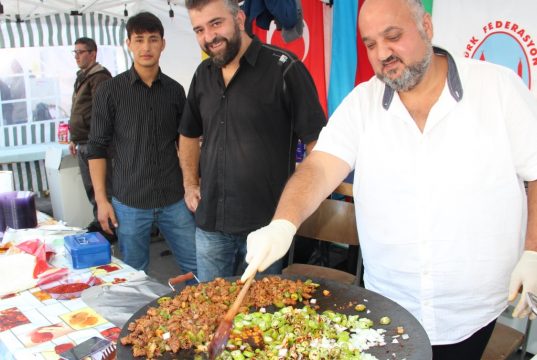 Es ist angerichtet! Wer das Fest "Leben braucht Vielfalt" am Samstag hungrig verlassen hat, der war es auch selbst schuld. Denn "Vielfalt" war auch beim kulinarischen Angebot Programm. (Foto: B. Glumm)
