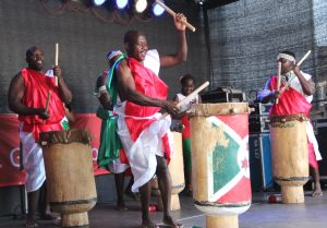 Die Trommlergruppe "Kanguka" aus Burundi wirbelte auf der Bühne Fronhof und heizte dem Publikum zur Mittagszeit ordentlich ein. (Foto: B. Glumm)