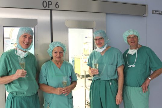 Prof. Dr. Christian Voigt, OP-Schwester Brigitte Hölzer-Plümacher, Prof. Dr. Sascha Flohé und Dr. Horst Fleischer (v.li.) haben unzählige Stunden bei Operationen der Klinik für Unfallchirurgie, Orthopädie und Handchirurgie im zentralen OP-Bereich des Klinikums verbracht. Nach 45 Jahren geht die OP-Schwester jetzt in den Ruhestand. (Foto: Klinikum Solingen/Karin Morawietz)