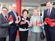 Freuen sich über 40 Jahre Verbraucherzentrale in Solingen: v.li. LAndtagsabgeordneter Josef Neumann, NRW-Verbraucherzentralenvorstand Wolfgang Schuldzinski, Beratungsstellenleiterin Dagmar Blum, NRW-Schulministerin Sylvia Löhrmann und Oberbürgermeister Tim Kurzbach. (Foto: B. Glumm)