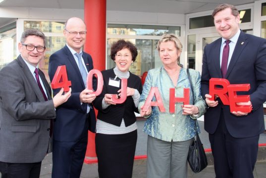 Freuen sich über 40 Jahre Verbraucherzentrale in Solingen: v.li. LAndtagsabgeordneter Josef Neumann, NRW-Verbraucherzentralenvorstand Wolfgang Schuldzinski, Beratungsstellenleiterin Dagmar Blum, NRW-Schulministerin Sylvia Löhrmann und Oberbürgermeister Tim Kurzbach. (Foto: B. Glumm)