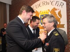 Solingens ehemaliger Feuerwehrchef Frank-Michael Fischer wurde auf fdem Ehrenabend der Feuerwehr von Oberbürgermeister Tim Kurzbach mit der Großen Ehrennadel der Feuerwehr Solingen ausgezeichnet und zumn "Ehren-Branddirektor" der Freiwilligen Feuerwehr ernannt. (Foto: B. Glumm)