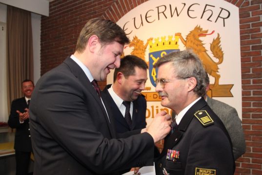 Solingens ehemaliger Feuerwehrchef Frank-Michael Fischer wurde auf fdem Ehrenabend der Feuerwehr von Oberbürgermeister Tim Kurzbach mit der Großen Ehrennadel der Feuerwehr Solingen ausgezeichnet und zumn "Ehren-Branddirektor" der Freiwilligen Feuerwehr ernannt. (Foto: B. Glumm)