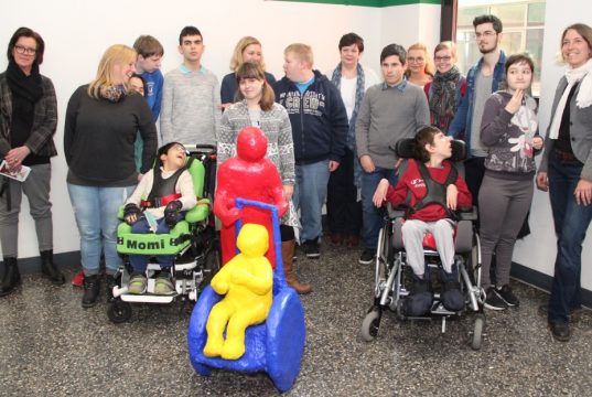 Stolz wie Oskar waren die Schülerinnen und Schüler der Wilhelm-Hartschen-Förderschule, als am Donnerstag ihr Kunstwerk im Klinikum feierlich eingeweiht wurde. (Foto: B. Glumm)
