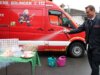 Solingen: Adventskranz in Flammen – Feuerwehr gibt Sicherheitstipps Markus Wehr von der Abteilung vorbeugender Brandschutz der Feuerwehr Solingen demonstrierte, wie man mit einem Löschspray einen brennenden Adventskranz löschen kann. (Foto © Sandra Grünwald)