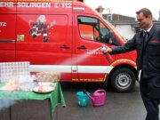 Solingen: Adventskranz in Flammen – Feuerwehr gibt Sicherheitstipps Markus Wehr von der Abteilung vorbeugender Brandschutz der Feuerwehr Solingen demonstrierte, wie man mit einem Löschspray einen brennenden Adventskranz löschen kann. (Foto © Sandra Grünwald)