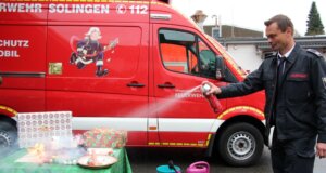 Solingen: Adventskranz in Flammen – Feuerwehr gibt Sicherheitstipps Markus Wehr von der Abteilung vorbeugender Brandschutz der Feuerwehr Solingen demonstrierte, wie man mit einem Löschspray einen brennenden Adventskranz löschen kann. (Foto © Sandra Grünwald)