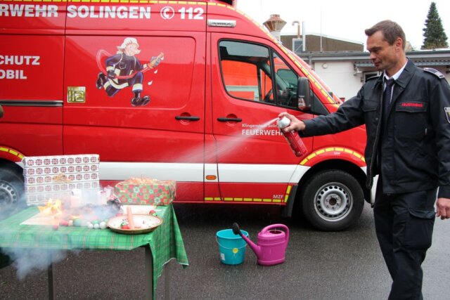 Markus Wehr von der Abteilung vorbeugender Brandschutz der Feuerwehr Solingen demonstrierte, wie man mit einem Löschspray einen brennenden Adventskranz löschen kann. (Foto © Sandra Grünwald)