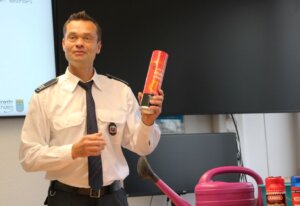 Markus Wehr stellte verschiedene Löschmittel vor, darunter auch die unkomplizierten Löschsprays. (Foto © Sandra Grünwald)