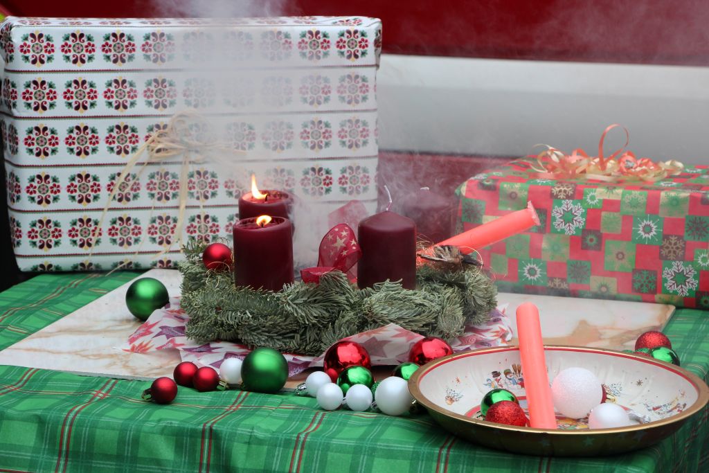 Ein Adventskranz fängt Feuer - 1. (Foto © Sandra Grünwald)