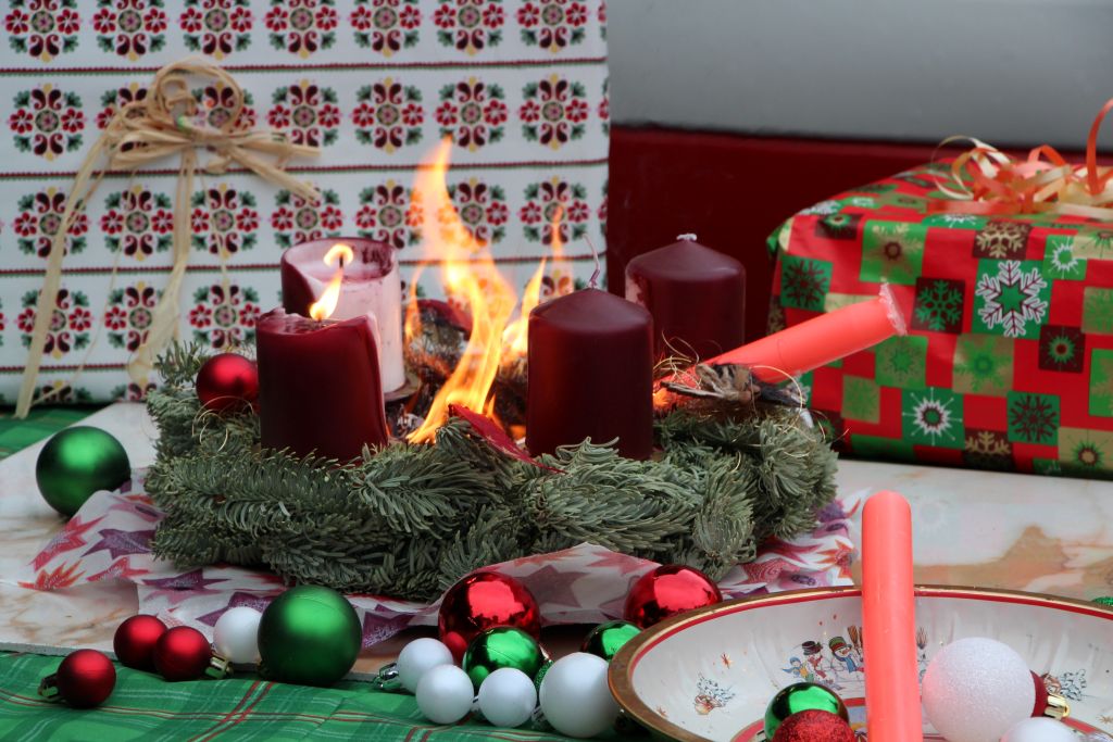 Ein Adventskranz fängt Feuer - 2. (Foto © Sandra Grünwald)