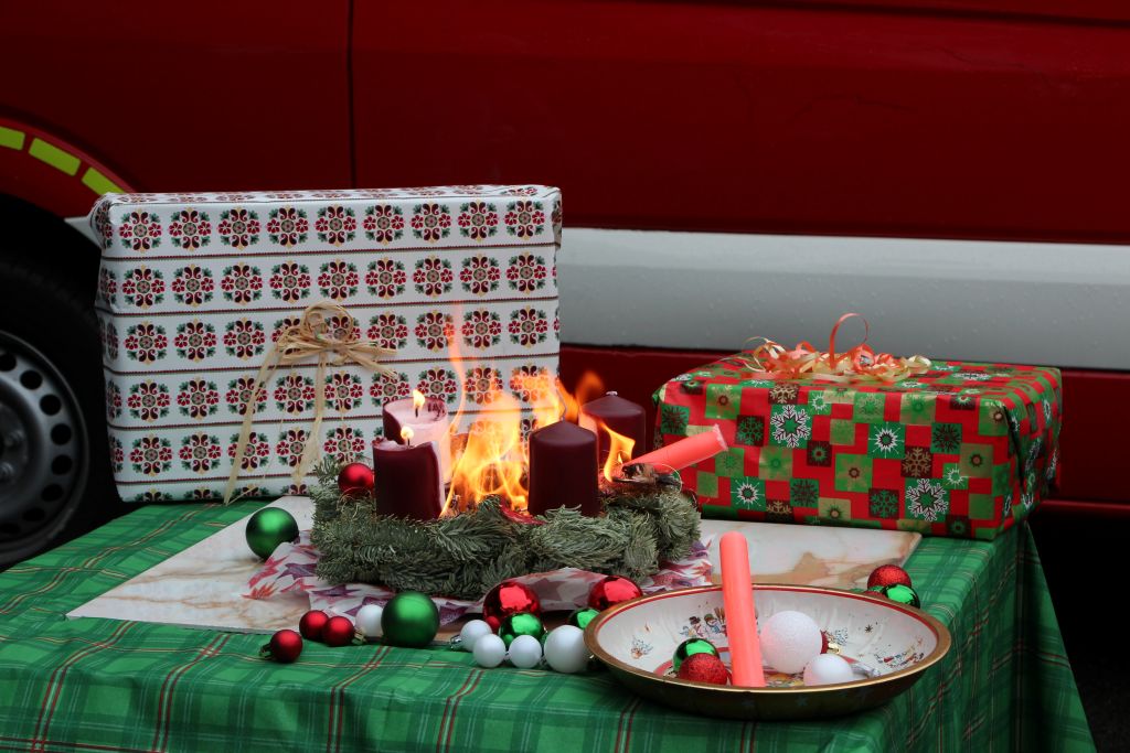 Ein Adventskranz fängt Feuer - 3. (Foto © Sandra Grünwald)