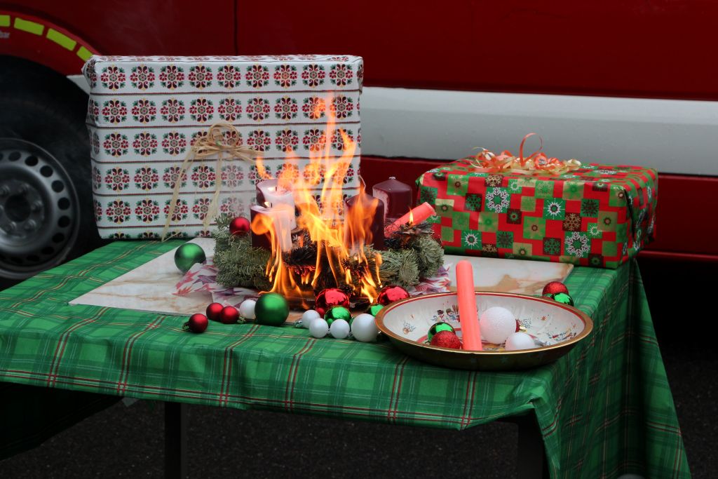 Ein Adventskranz fängt Feuer - 4. (Foto © Sandra Grünwald)
