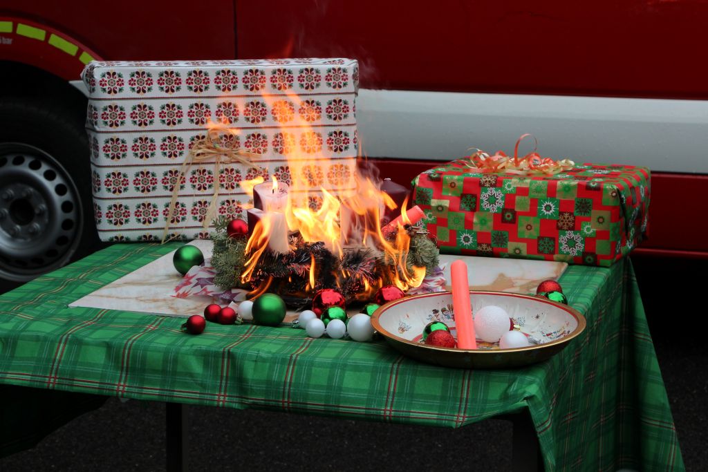 Ein Adventskranz fängt Feuer - 5. (Foto © Sandra Grünwald)