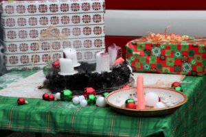 Der Adventskranz ist keine Gefahr mehr. (Foto © Sandra Grünwald)