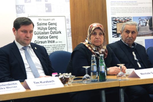 Mevlüde und Durmus Genç (re.) verloren am 29. Mai 1993 fünf Familienmitglieder beim Brandanschlag an der Unteren Wernerstraße. Für Oberbürgermeister Tim Kurzbach war das "der schwärzeste Tag in der Nachkriegsgeschichte Solingens“. (Foto: © Bastian Glumm)