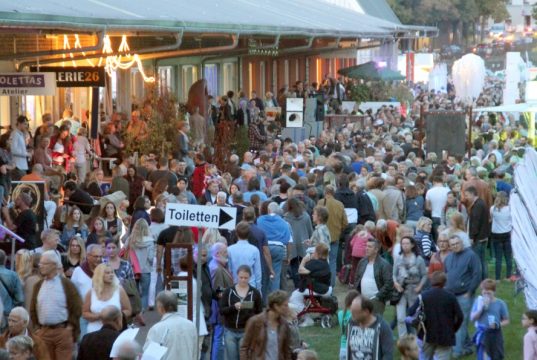 Die 10. Solinger Lichternacht locke am Samstagabend die Massen in den Südpark. Die dort ansässigen Künstler illuminierten die Güterhallen unter dem Motto "Zur Helle mit Euch!". (Foto: B. Glumm)
