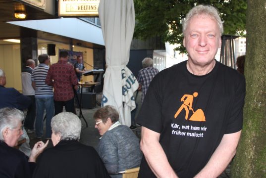 Manfred "Enno" Hahn will in Wald etwas bewegen. Vor allem der Leerstand im Schlauch ist dem Weinhändler ein Dorn im Auge. Am Samstag ludt er zum 2. Schaufensterkonzert ein. (Foto: B. Glumm)