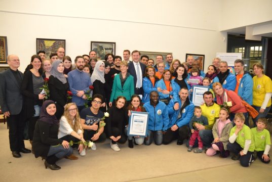 Die Gewinner das Agenda-Preises 2015 im Rathaus. Gewonnen hatte die BürgerEnergie Solingen eG, Jump-In - Jugend- und Migrationsprojekte in der Nordstadt sowie die Kinderkirche Solingen - Das Flüchtlingsfamilien-projekt den Sonderpreis des Oberbürgermeisters. (Archivfoto: Stadt Solingen)