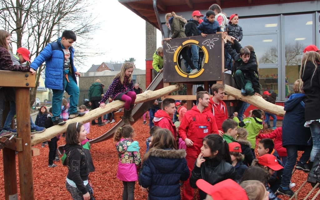 Die Kinder der Grundschule nahmen im April die neuen Spielgeräte im Sturm, die ihnen die Auszubildenden des 2. Lehrjahres der Stadt-Sparkasse auf dem Pausenhof installierten. (Archivfoto: B. Glumm)
