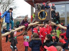 Die Kinder der Grundschule nahmen im April die neuen Spielgeräte im Sturm, die ihnen die Auszubildenden des 2. Lehrjahres der Stadt-Sparkasse auf dem Pausenhof installierten. (Archivfoto: B. Glumm)