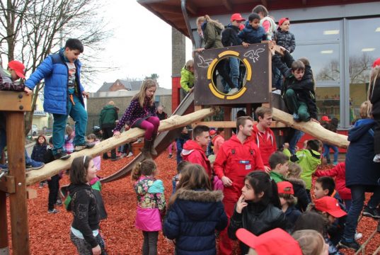 Die Kinder der Grundschule nahmen im April die neuen Spielgeräte im Sturm, die ihnen die Auszubildenden des 2. Lehrjahres der Stadt-Sparkasse auf dem Pausenhof installierten. (Archivfoto: B. Glumm)