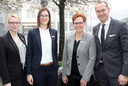 Freuen sich auf viele Bewerbungen für das kommende Azubi-Bauprojekt: v.li. Carolin Vesper, Franziska Klötzer und Andrea Hornemeyer vom Organisationsteam der Stadt-Sparkasse sowie Sparkassen-Vorstandsvorsitzender Stefan Grunwald. (Foto: B. Glumm)