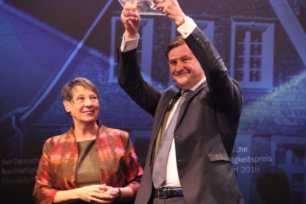 Bundesumweltministerin Barbara Hendricks überreichte den Sonderpreis „PartnerStadt - Nachhaltige Infrastrukturen lokal und global" am Abend Oberbürgermeister Tim Kurzbach. (Foto: B. Glumm)