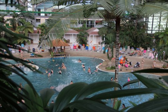 Unabhängig von Jahreszeiten und Wetter kann man in der subtropischen Ferienanlage "Tropical Islands" einen Kurzurlaub machen. (Foto: © Bastian Glumm)