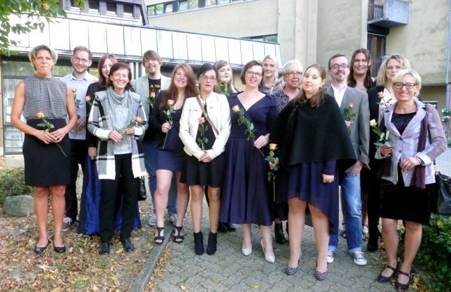 13 Frauen und drei Männer feierten jetzt den Abschluss ihrer Ausbildung in der Altenpflege am St. Joseph Fachseminar für Altenpflege in Ohligs. (Foto: K-Plus-Gruppe)