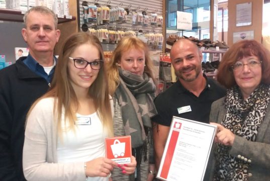 Freuen sich über die Rezertifizierung und der neuerlichen Vergabe des Qualitätszeichens "Generationenfreundliches Einkaufen": v.li. Geschäftsführer Thomas Gatawetzki-Köppchen, Mitarbeiterin Annika Krummenöhl, Prokuristin Miriam Gatawetzki-Köppchen und Mitarbeiter Sascha Gevelhoff vom Sanitätshaus Köppchen sowie Ruth Deuß vom rheinischen Einzelhandelsverband. (Foto: Sanitätshaus Köppchen)