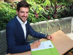 Mister Germany 2016 Florian Molzahn unterschreibt den Spendenbrief des Botanischen Gartens im Tropenhaus. Der Brief wird an rund 8.000 Solinger Haushalte verschickt. (Foto: B. Glumm)