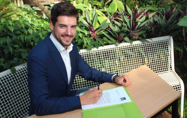 Mister Germany 2016 Florian Molzahn unterschreibt den Spendenbrief des Botanischen Gartens im Tropenhaus. Der Brief wird an rund 8.000 Solinger Haushalte verschickt. (Foto: B. Glumm)