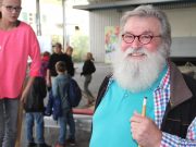 Gunter "Felix" Opitz gemeinsam mit den Kindern und Jugendlichen der offenen Betreuung am neuen Standort an der Lüneschloßstraße. Der 67-Jährige hofft auf weitere Unterstützung. (Foto: B. Glumm)