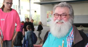Gunter "Felix" Opitz gemeinsam mit den Kindern und Jugendlichen der offenen Betreuung am neuen Standort an der Lüneschloßstraße. Der 67-Jährige hofft auf weitere Unterstützung. (Foto: B. Glumm)