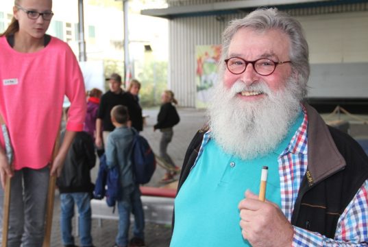 Gunter "Felix" Opitz gemeinsam mit den Kindern und Jugendlichen der offenen Betreuung am neuen Standort an der Lüneschloßstraße. Der 67-Jährige hofft auf weitere Unterstützung. (Foto: B. Glumm)