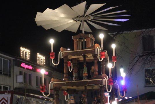 Am 2. Dezember wird auf dem Alten Markt die Weihnachtspyramide angeschoben. Dazu kommt aus Solingens Partnerstadt Aue Bürgermeister Hans Beck. (Archivfoto: © Bastian Glumm)