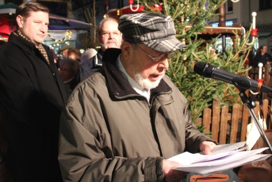 Lothar Jokisch war lange Jahre Vorsitzender des ehemaligen Erzgebirgsvereins. Auch an diesem Samstag war er beim Anschieben der Auer Weihnachtspyramide tragend beteiligt, das zum 25. Mal. (Foto: B. Glumm)