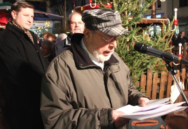 Lothar Jokisch war lange Jahre Vorsitzender des ehemaligen Erzgebirgsvereins. Auch an diesem Samstag war er beim Anschieben der Auer Weihnachtspyramide tragend beteiligt, das zum 25. Mal. (Foto: B. Glumm)