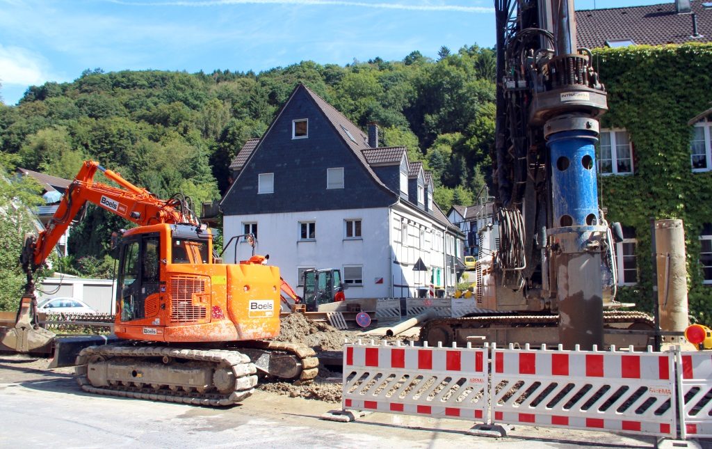 Die Bauarbeiten an der Eschbachstraße in Unterburg laufen auf Hochtouren. Der Einbau der Mühlendamm-Brücke wird sich allerdings verzögern. (Foto: B. Glumm)