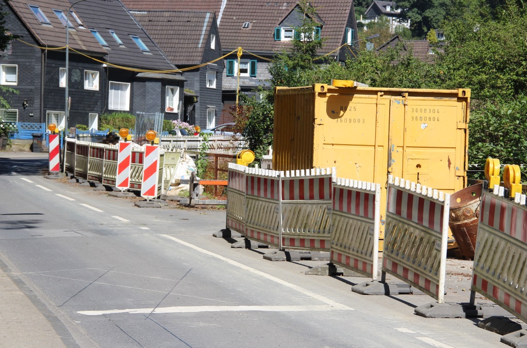 Die Schbachstraße wird am 11. Oktober für zunächst einen Tag voll gesperrt bleiben. Dann soll die Mühlendammbrücke eingehoben werden. (Foto: B. Glumm)