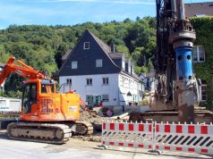 Die Bauarbeiten an der Eschbachstraße in Unterburg laufen auf Hochtouren. Der Einbau der Mühlendamm-Brücke wird sich allerdings verzögern. (Foto: B. Glumm)