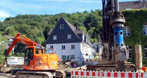 Die Bauarbeiten an der Eschbachstraße in Unterburg laufen auf Hochtouren. Der Einbau der Mühlendamm-Brücke wird sich allerdings verzögern. (Foto: B. Glumm)